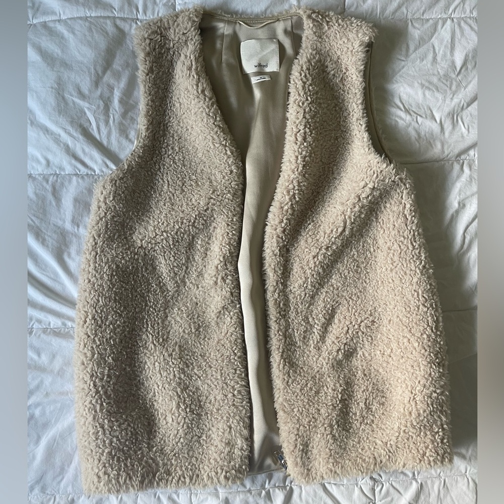 Medium aritzia vest with pockets and zip up!